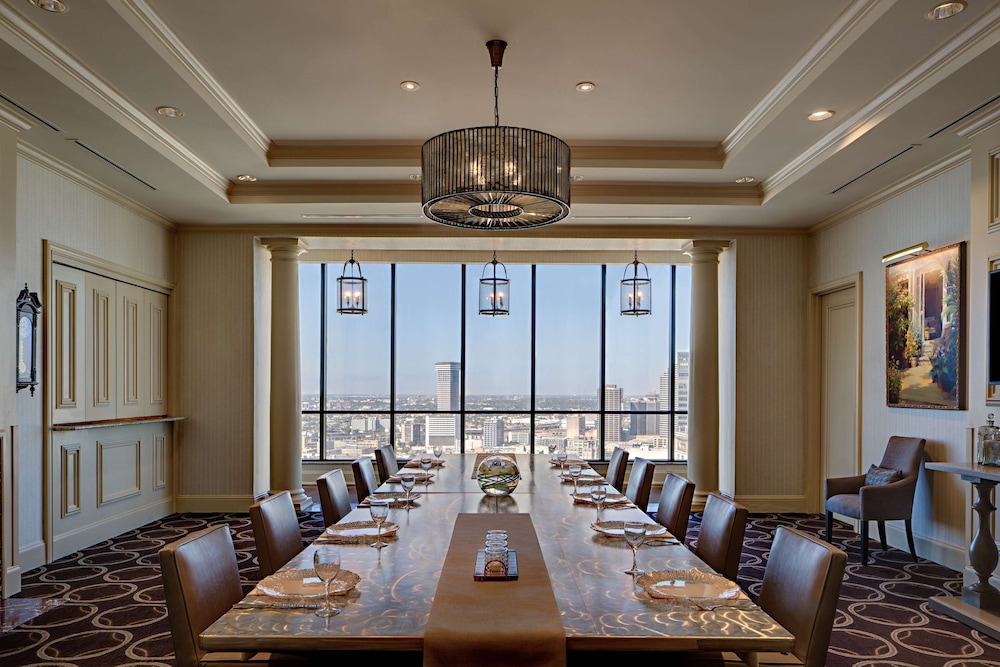 Hilton New Orleans Riverside — Restaurant & bars in New Orleans, Louisiana