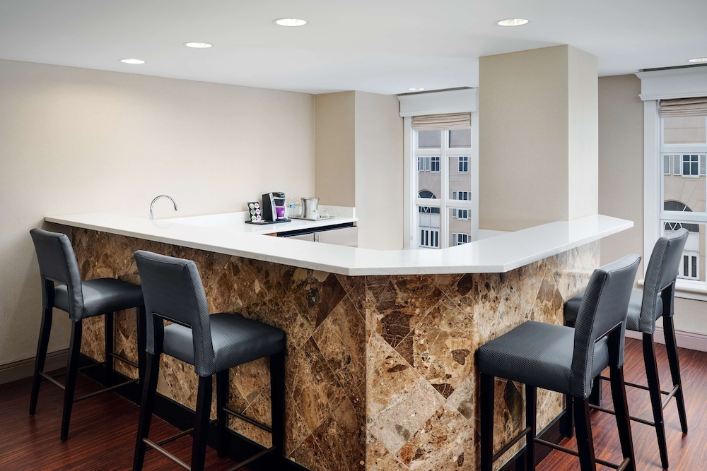 Hilton New Orleans Riverside — Restaurant & bars in New Orleans, Louisiana