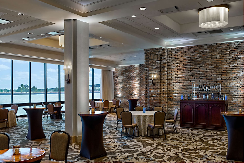 Hilton New Orleans Riverside — Restaurant & bars in New Orleans, Louisiana
