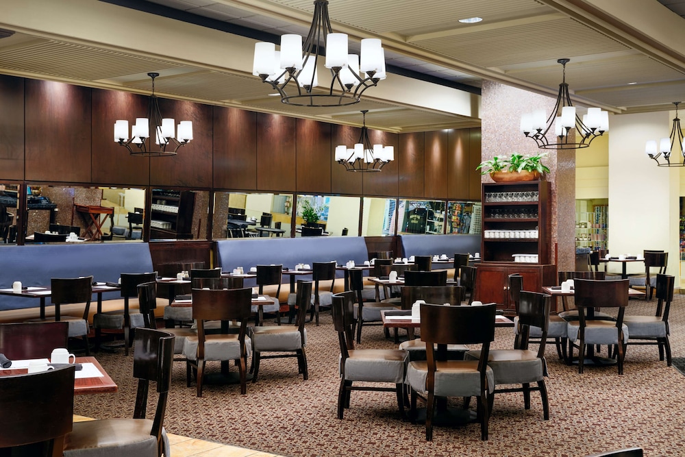 Hilton New Orleans Riverside — Restaurant & bars in New Orleans, Louisiana