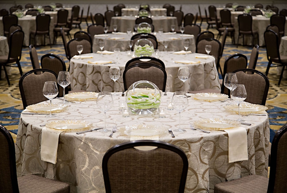 Hilton New Orleans Riverside — Restaurant & bars in New Orleans, Louisiana