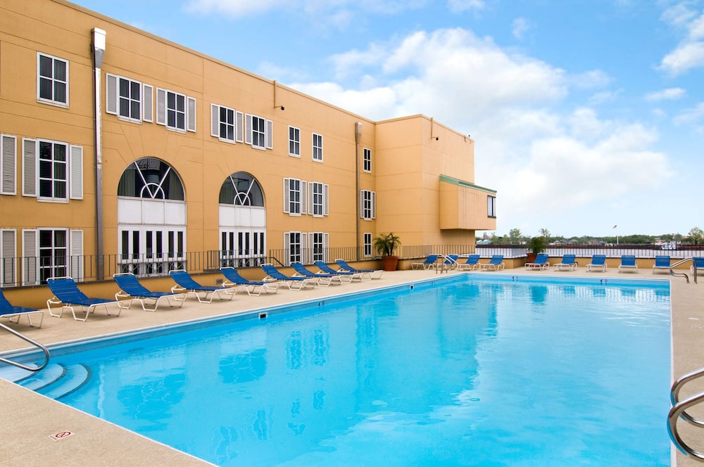 Hilton New Orleans Riverside — Swimming pool in New Orleans, Louisiana