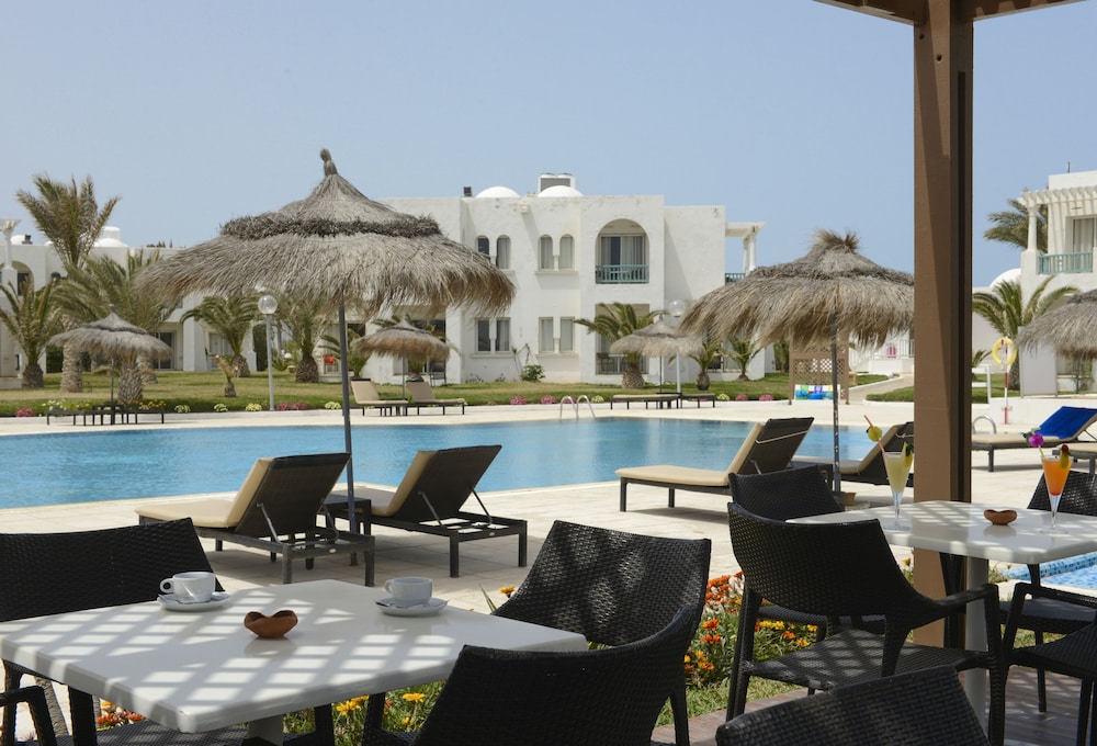 Vincci Helios Beach — Swimming pool in Aghir, Medenine