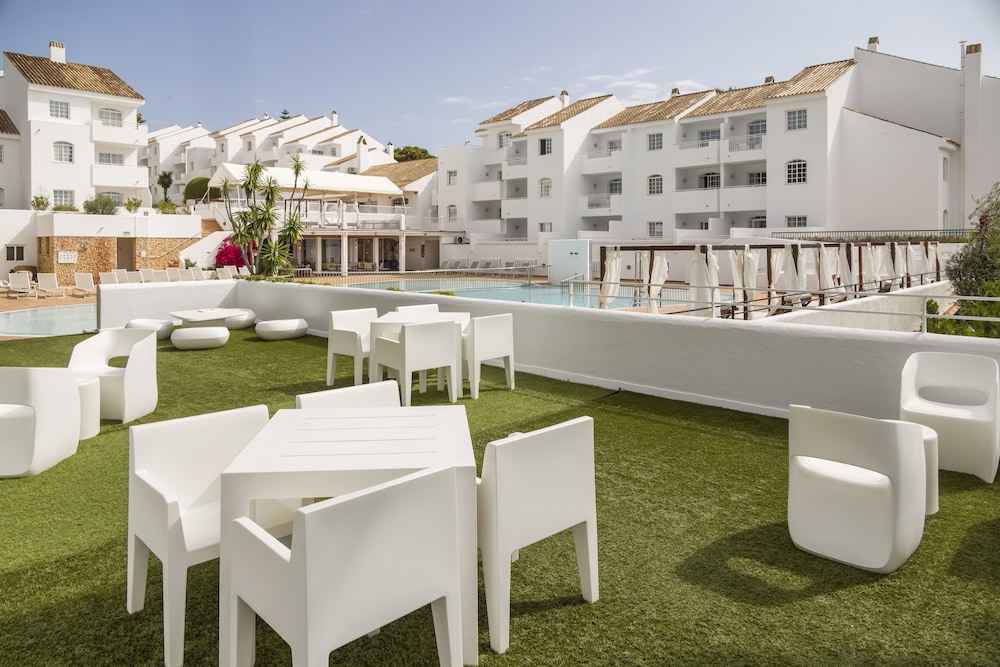 Hotel ILUNION Menorca — Swimming pool in Cala Galdana, Balearic Islands
