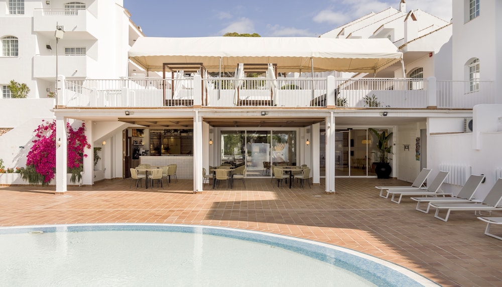 Hotel ILUNION Menorca — Hotel building in Cala Galdana, Balearic Islands