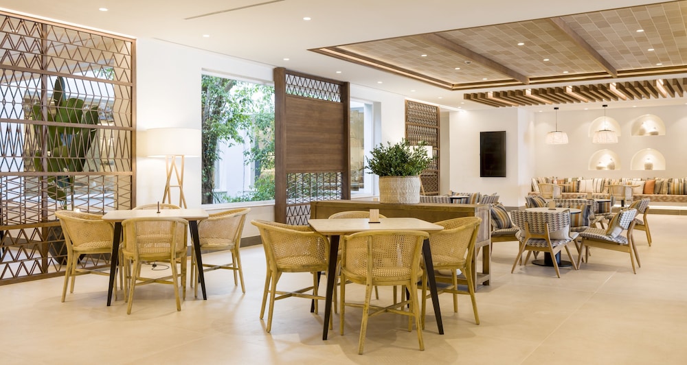 Hotel ILUNION Menorca — Restaurant & bars in Cala Galdana, Balearic Islands