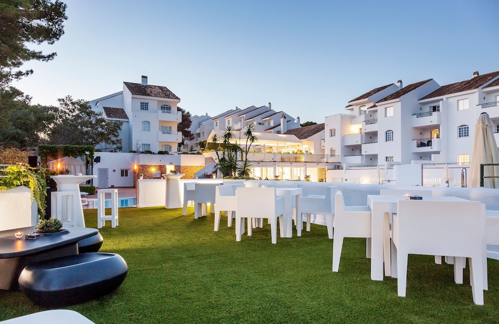 Hotel ILUNION Menorca — Restaurant & bars in Cala Galdana, Balearic Islands