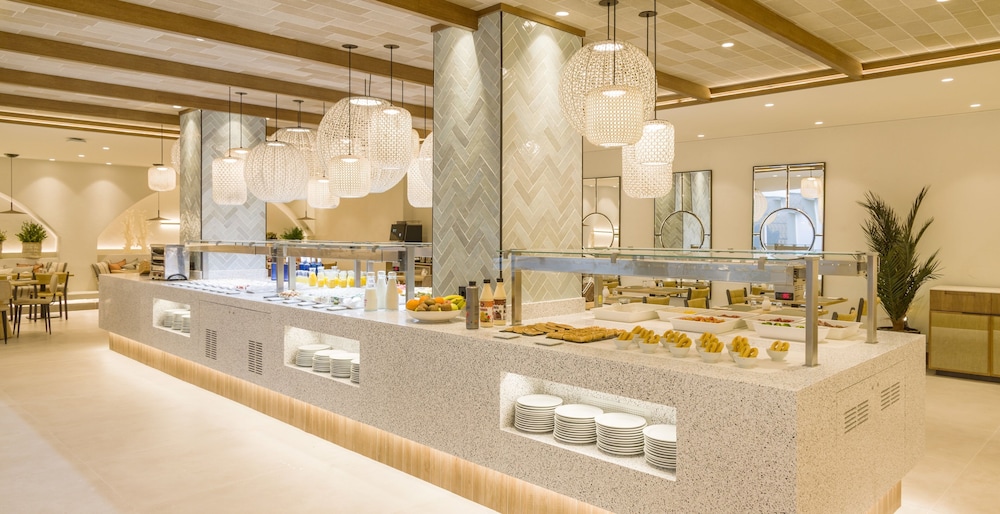Hotel ILUNION Menorca — Restaurant & bars in Cala Galdana, Balearic Islands
