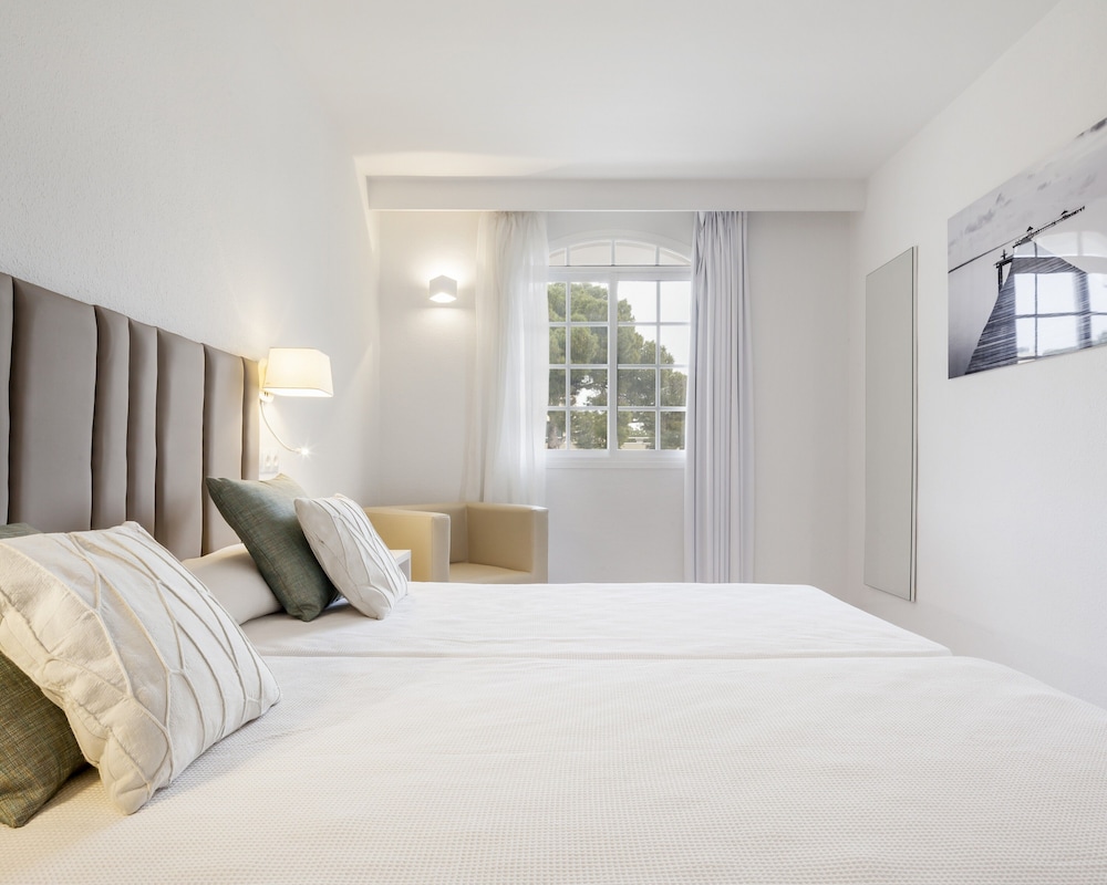 Hotel ILUNION Menorca — Hotel rooms in Cala Galdana, Balearic Islands