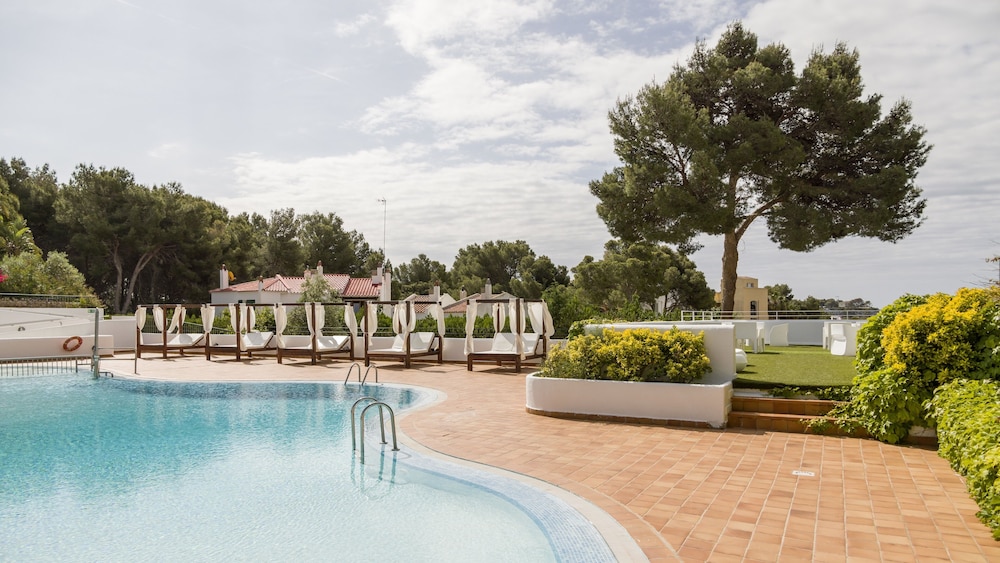 Hotel ILUNION Menorca — Swimming pool in Cala Galdana, Balearic Islands
