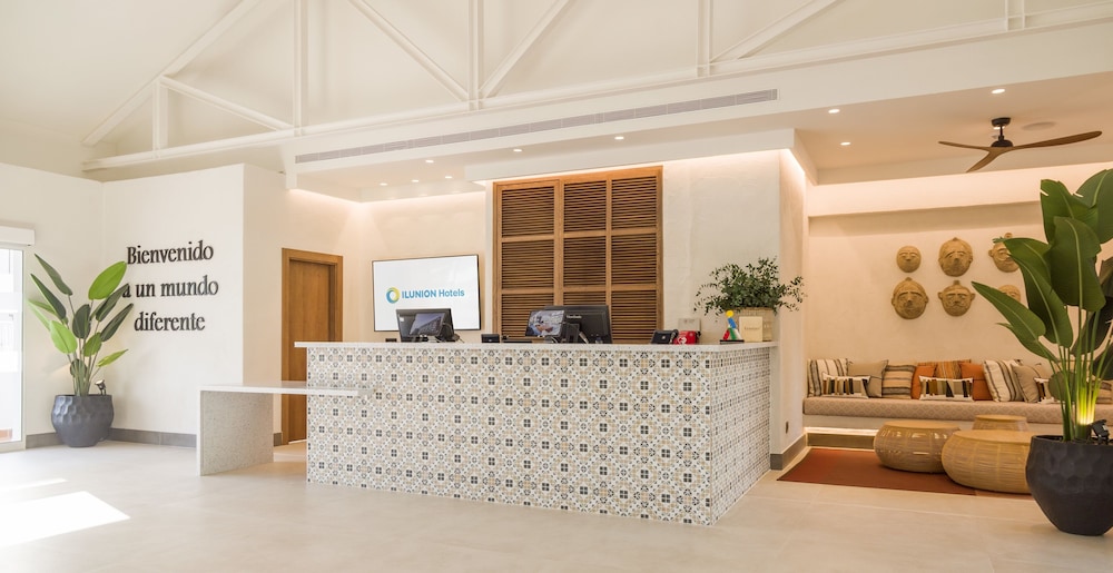 Hotel ILUNION Menorca — Hotel building in Cala Galdana, Balearic Islands