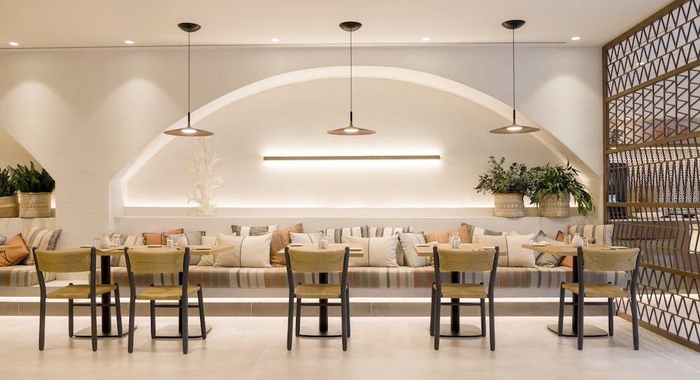 Hotel ILUNION Menorca — Restaurant & bars in Cala Galdana, Balearic Islands