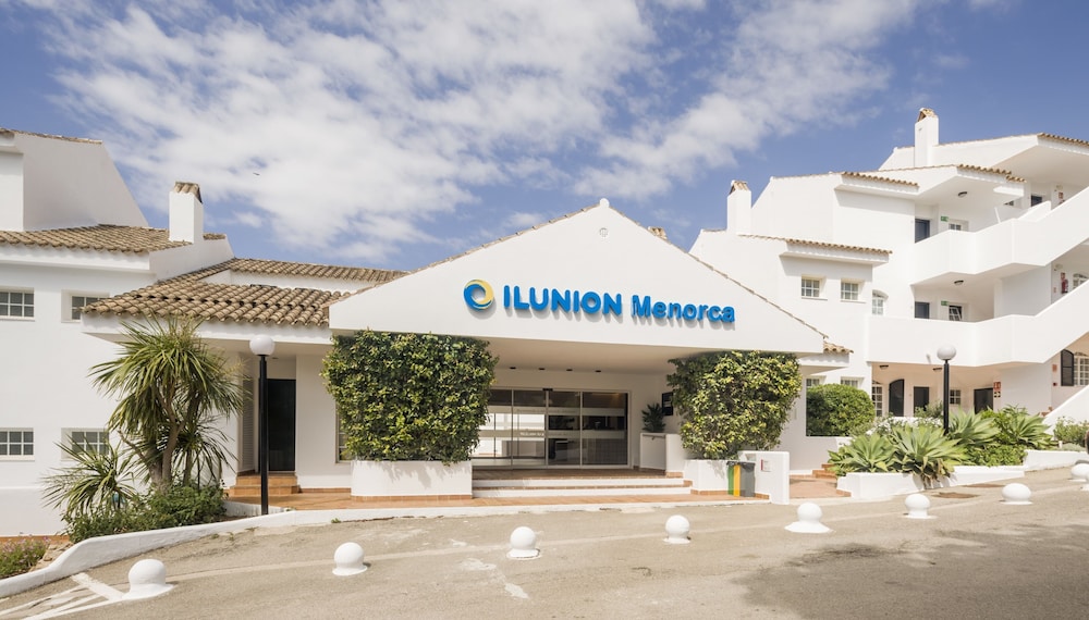 Hotel ILUNION Menorca — Hotel building in Cala Galdana, Balearic Islands