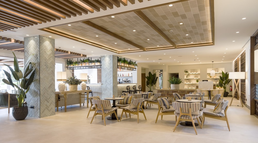 Hotel ILUNION Menorca — Restaurant & bars in Cala Galdana, Balearic Islands
