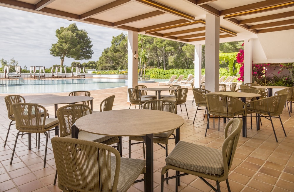 Hotel ILUNION Menorca — Restaurant & bars in Cala Galdana, Balearic Islands