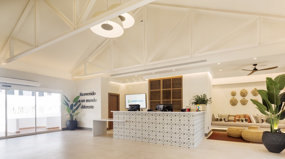 Hotel ILUNION Menorca — Hotel building in Cala Galdana, Balearic Islands