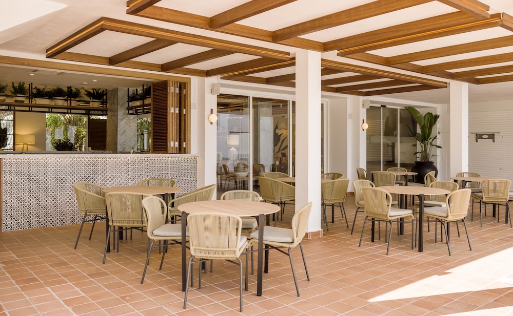 Hotel ILUNION Menorca — Restaurant & bars in Cala Galdana, Balearic Islands
