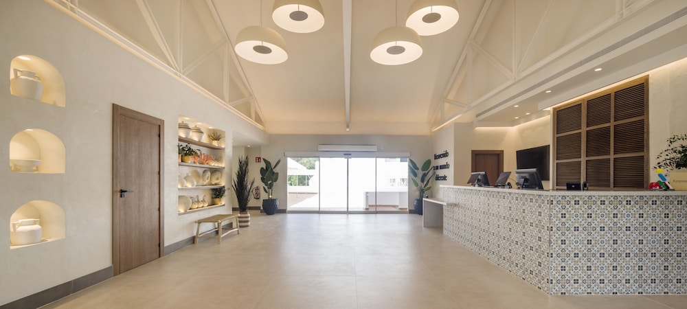 Hotel ILUNION Menorca — Hotel building in Cala Galdana, Balearic Islands