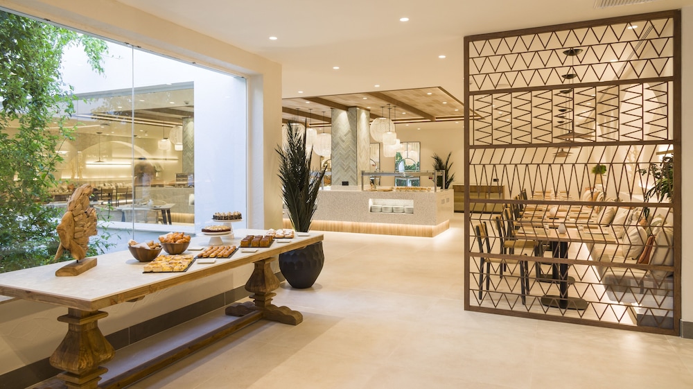 Hotel ILUNION Menorca — Restaurant & bars in Cala Galdana, Balearic Islands