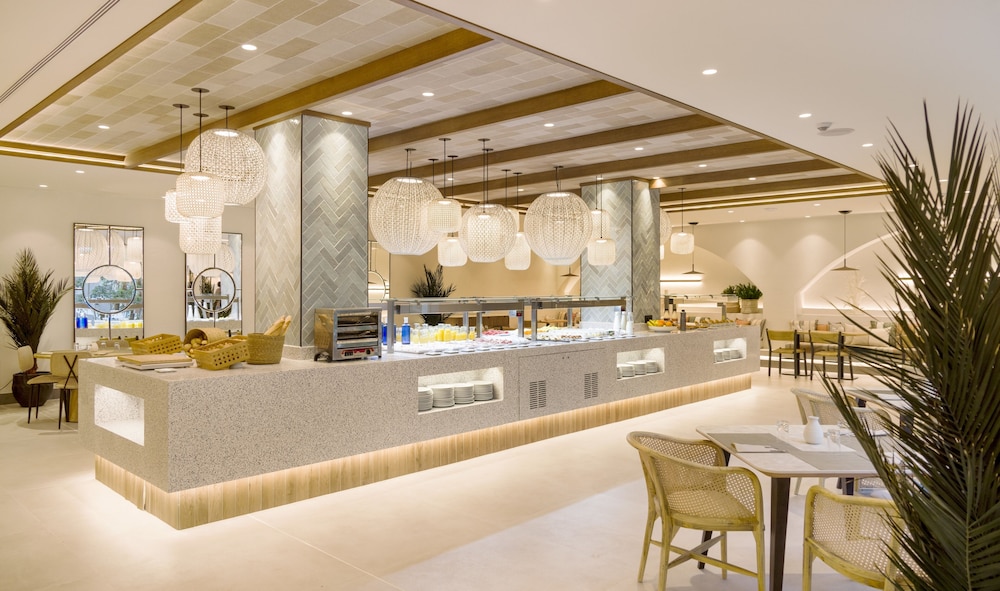 Hotel ILUNION Menorca — Restaurant & bars in Cala Galdana, Balearic Islands