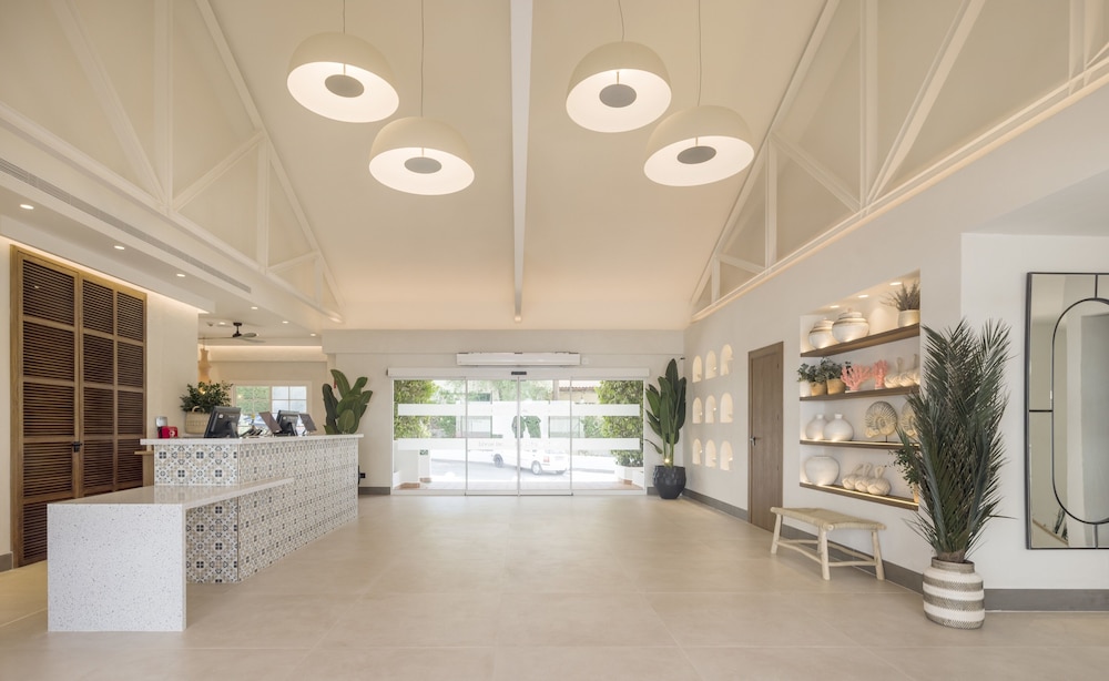 Hotel ILUNION Menorca — Hotel building in Cala Galdana, Balearic Islands