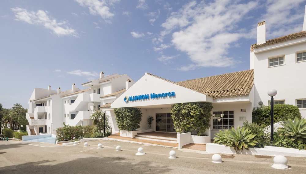 Hotel ILUNION Menorca — Hotel building in Cala Galdana, Balearic Islands