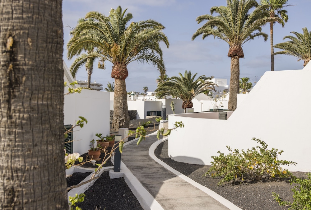 Aparthotel ILUNION Costa Sal Lanzarote — Hotel building in Puerto del Carmen, Canary Islands