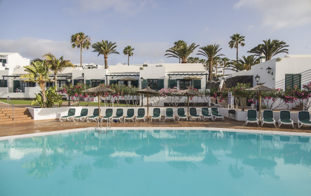 Aparthotel ILUNION Costa Sal Lanzarote — Swimming pool in Puerto del Carmen, Canary Islands