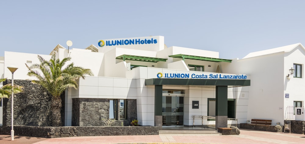 Aparthotel ILUNION Costa Sal Lanzarote — Hotel building in Puerto del Carmen, Canary Islands