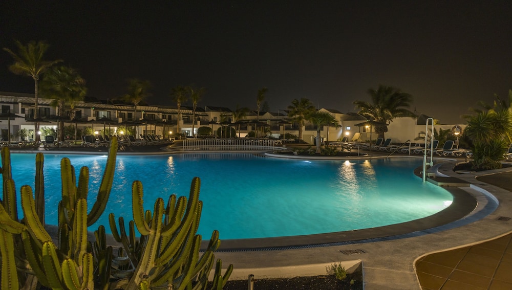 Aparthotel ILUNION Costa Sal Lanzarote — Swimming pool in Puerto del Carmen, Canary Islands