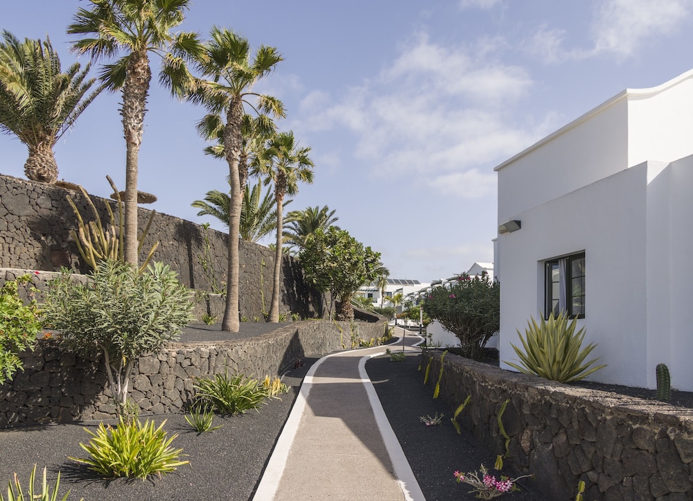 Aparthotel ILUNION Costa Sal Lanzarote — Hotel building in Puerto del Carmen, Canary Islands