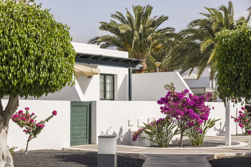 Aparthotel ILUNION Costa Sal Lanzarote — Hotel building in Puerto del Carmen, Canary Islands