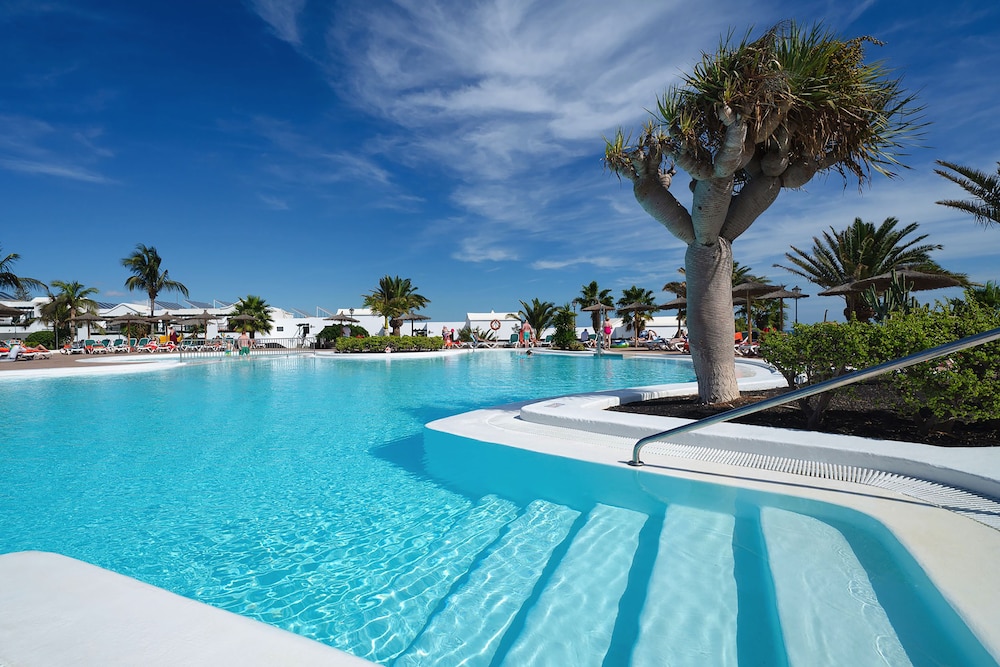 Aparthotel ILUNION Costa Sal Lanzarote — Swimming pool in Puerto del Carmen, Canary Islands