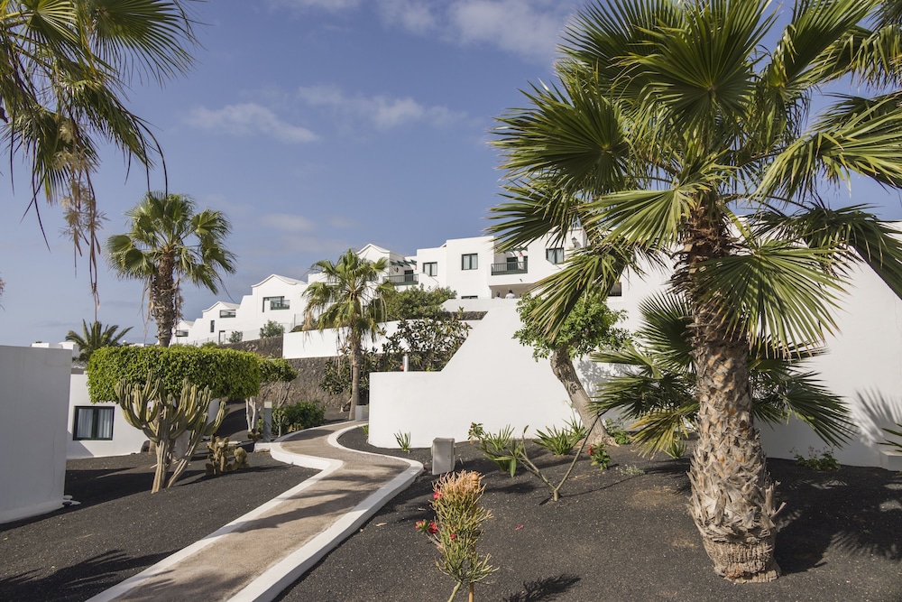 Aparthotel ILUNION Costa Sal Lanzarote — Hotel building in Puerto del Carmen, Canary Islands