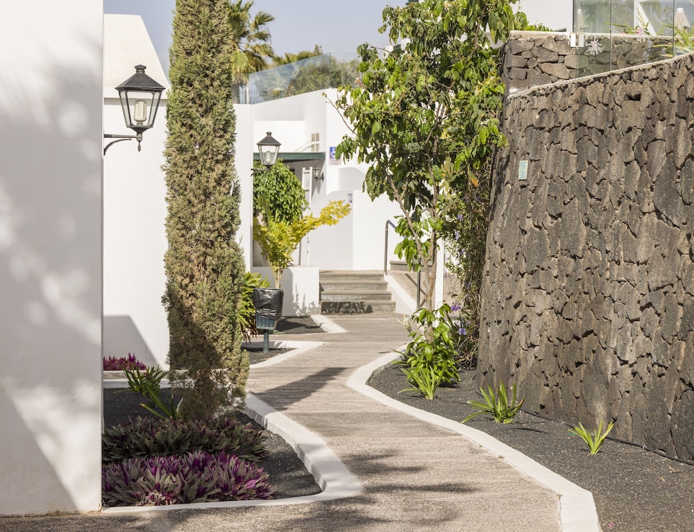Aparthotel ILUNION Costa Sal Lanzarote — Hotel building in Puerto del Carmen, Canary Islands