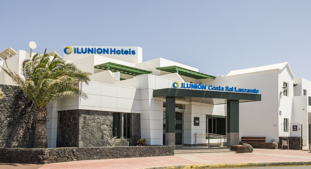 Aparthotel ILUNION Costa Sal Lanzarote — Hotel building in Puerto del Carmen, Canary Islands