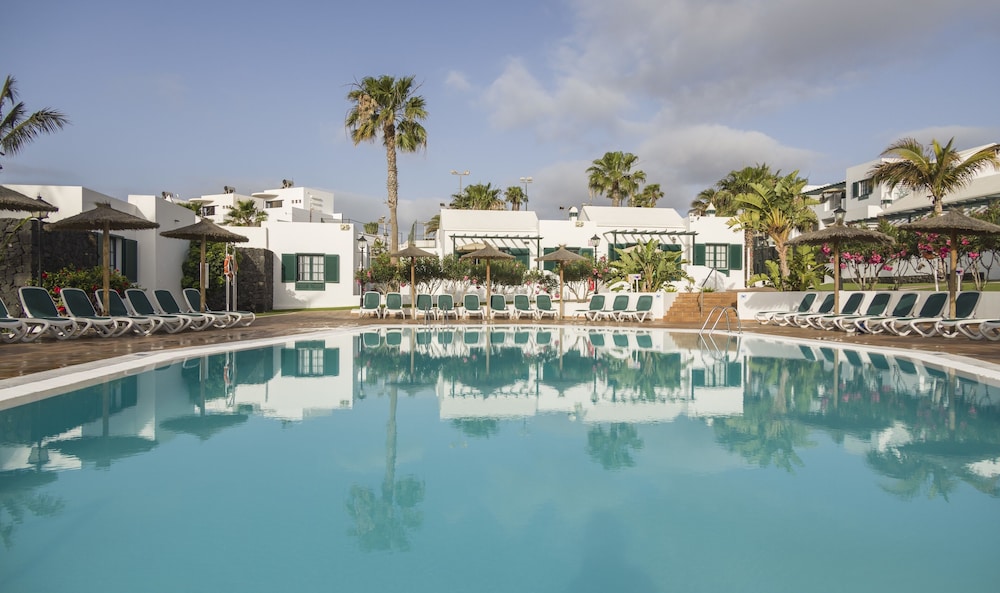 Aparthotel ILUNION Costa Sal Lanzarote — Swimming pool in Puerto del Carmen, Canary Islands