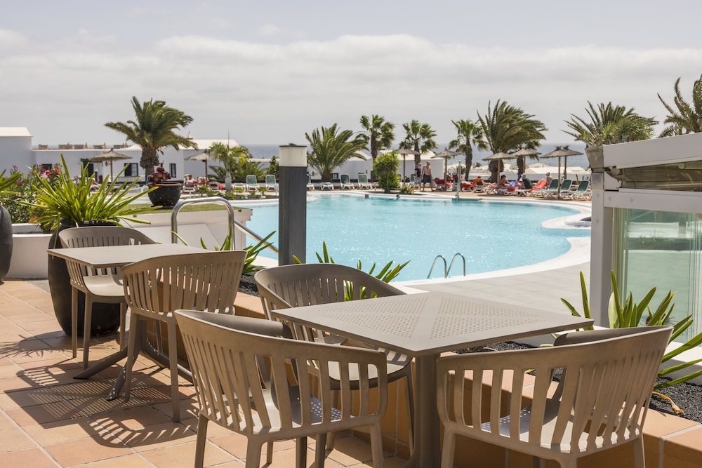Aparthotel ILUNION Costa Sal Lanzarote — Swimming pool in Puerto del Carmen, Canary Islands