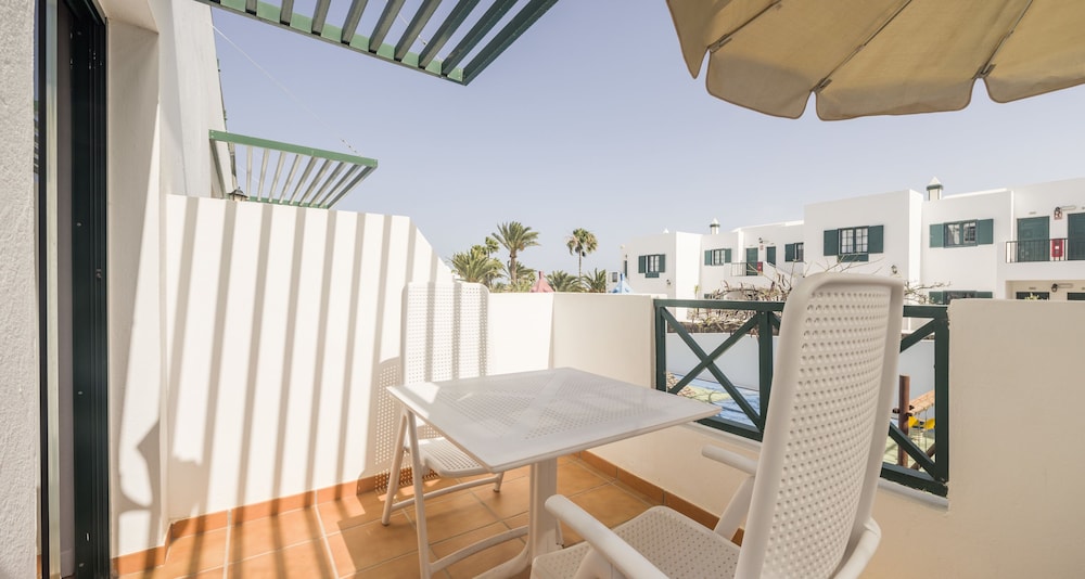 Aparthotel ILUNION Costa Sal Lanzarote — Hotel building in Puerto del Carmen, Canary Islands