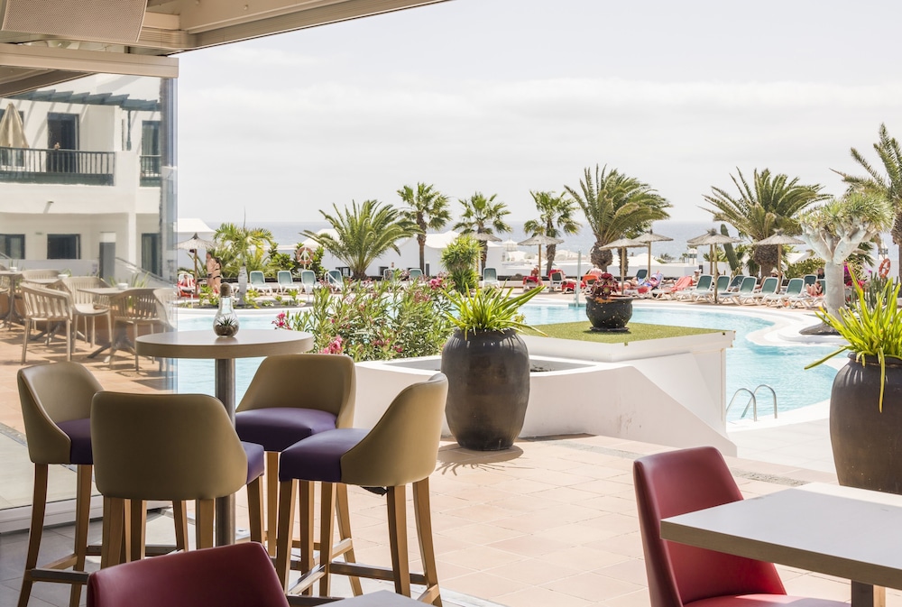 Aparthotel ILUNION Costa Sal Lanzarote — Restaurant & bars in Puerto del Carmen, Canary Islands