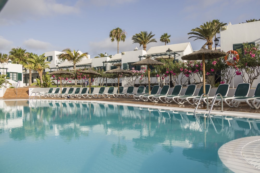 Aparthotel ILUNION Costa Sal Lanzarote — Swimming pool in Puerto del Carmen, Canary Islands