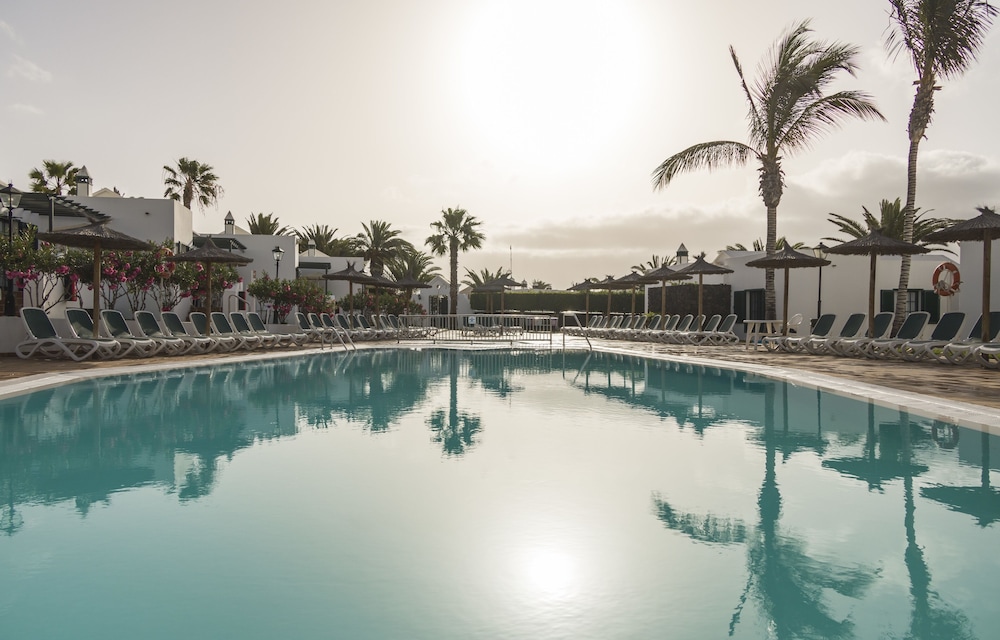 Aparthotel ILUNION Costa Sal Lanzarote — Swimming pool in Puerto del Carmen, Canary Islands