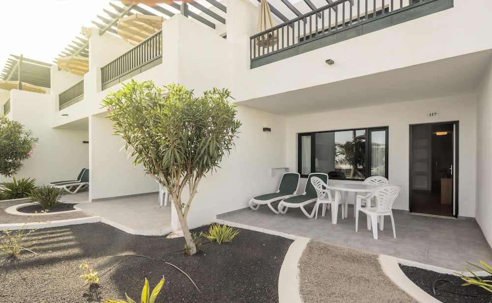 Aparthotel ILUNION Costa Sal Lanzarote — Hotel building in Puerto del Carmen, Canary Islands