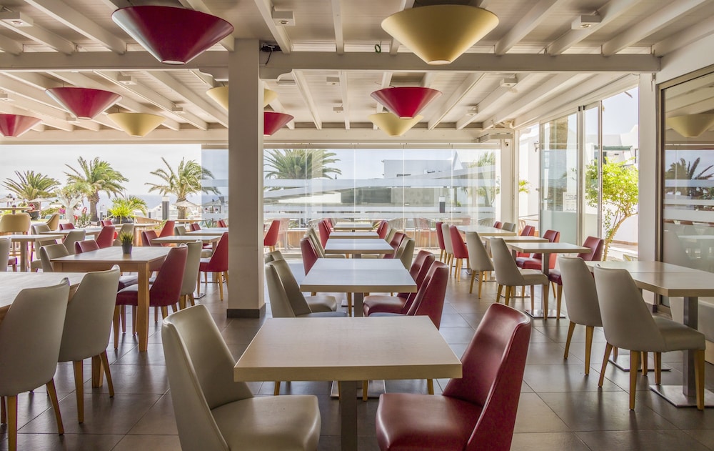 Aparthotel ILUNION Costa Sal Lanzarote — Restaurant & bars in Puerto del Carmen, Canary Islands