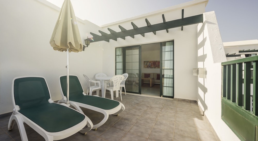 Aparthotel ILUNION Costa Sal Lanzarote — Hotel building in Puerto del Carmen, Canary Islands