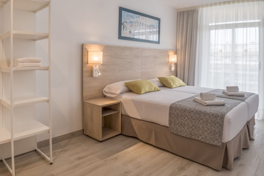 Aparthotel CYE Holiday Centre — Hotel rooms in Salou, Catalonia