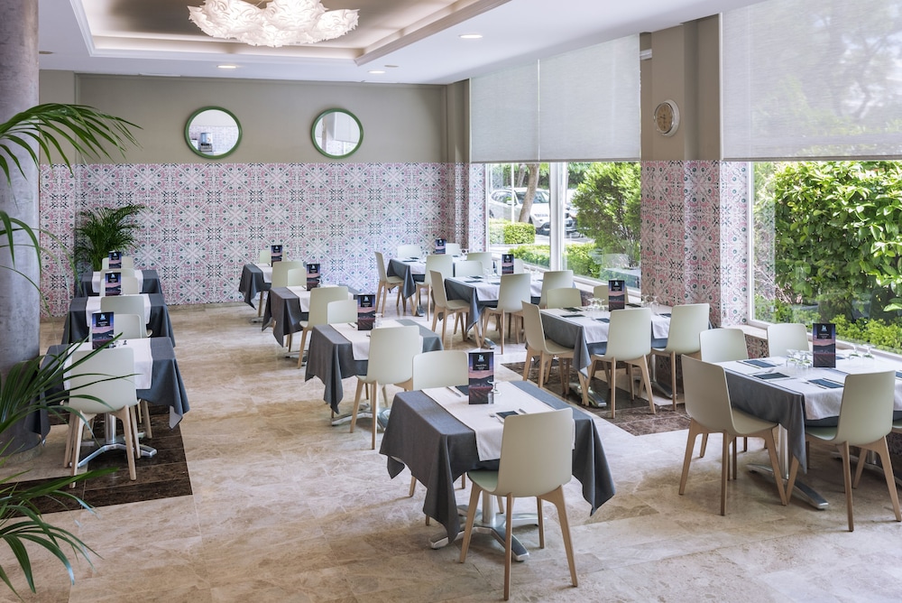 Aparthotel CYE Holiday Centre — Restaurant & bars in Salou, Catalonia