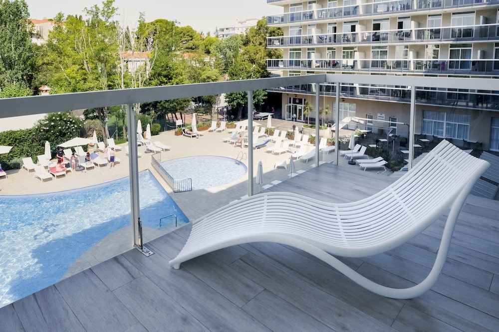 Aparthotel CYE Holiday Centre — Swimming pool in Salou, Catalonia