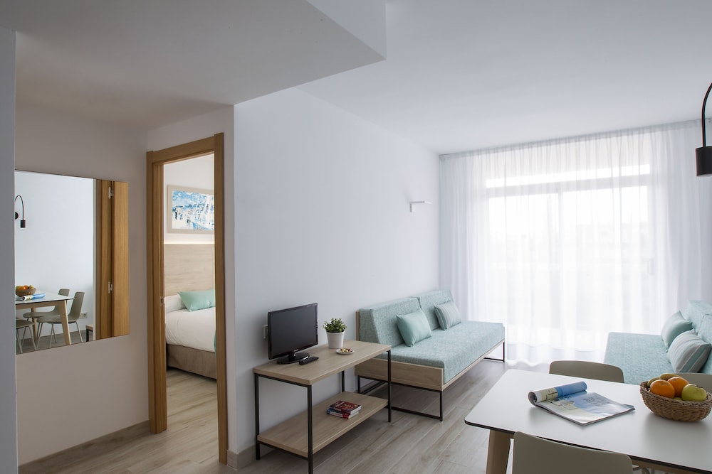 Aparthotel CYE Holiday Centre — Hotel rooms in Salou, Catalonia