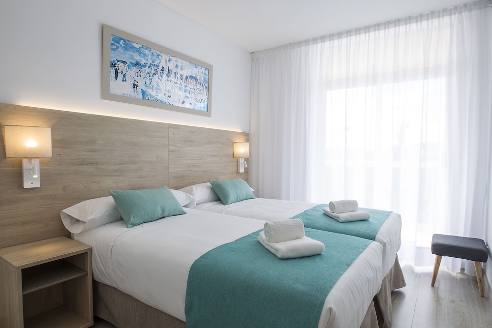 Aparthotel CYE Holiday Centre — Hotel rooms in Salou, Catalonia